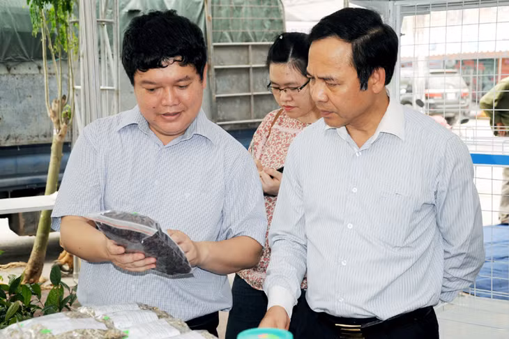 Kiểm tra nhãn mác và bao bì sản phẩm bày bán tại hội chợ