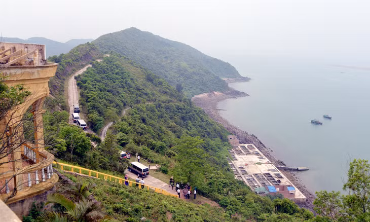Đường ra ngọn hải đăng nằm ven biển, ven núi, bên những vạt rừng với hai bên rực rỡ sắc màu của hoa cỏ thiên nhiên. Đứng trên hải đăng ngắm nhìn trời biển quê hương là một trải nghiệm không thể quên đối với du khách