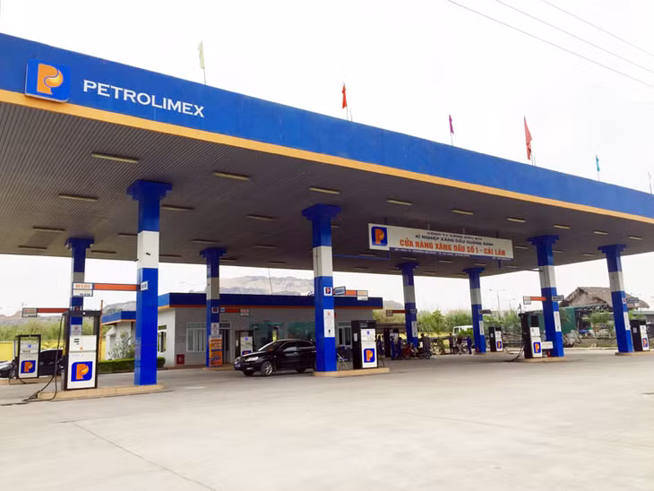 Nhãn hiệu Petrolimex của Công ty Xăng dầu B12 được sử dụng rộng rãi tại các điểm bán hàng trên địa bàn tỉnh. Trong ảnh: Cửa hàng xăng dầu số 1 - Cái Lân, Xí nghiệp Xăng dầu Quảng Ninh.