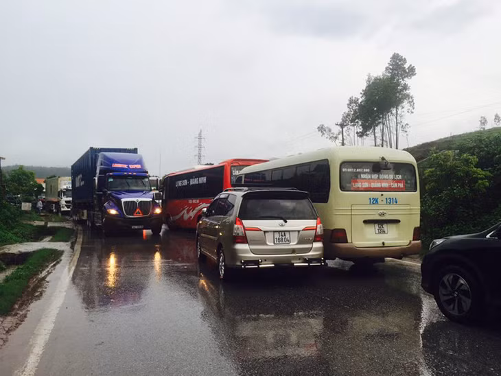 Giao thông bị ách tắc trong khoảng 40 phút.