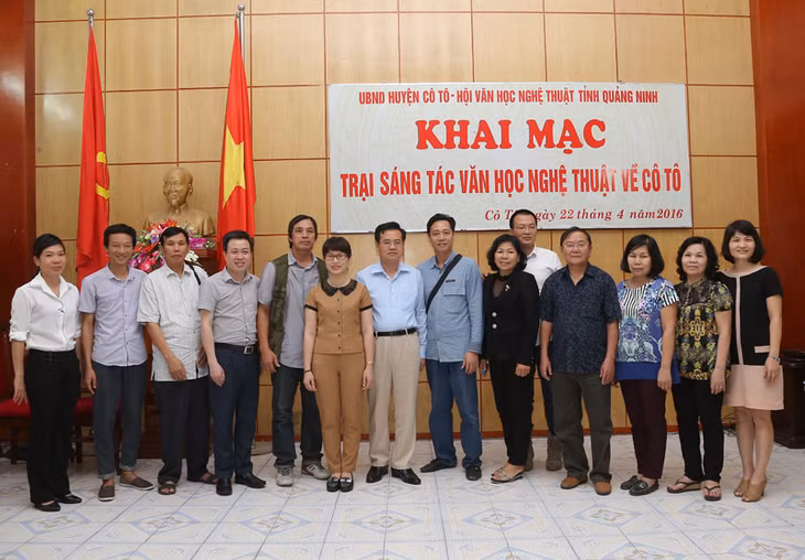 Lãnh đạo huyện Cô Tô và một số văn nghệ sĩ chụp ảnh lưu niệm nhân chuyến thực tế sáng tác.