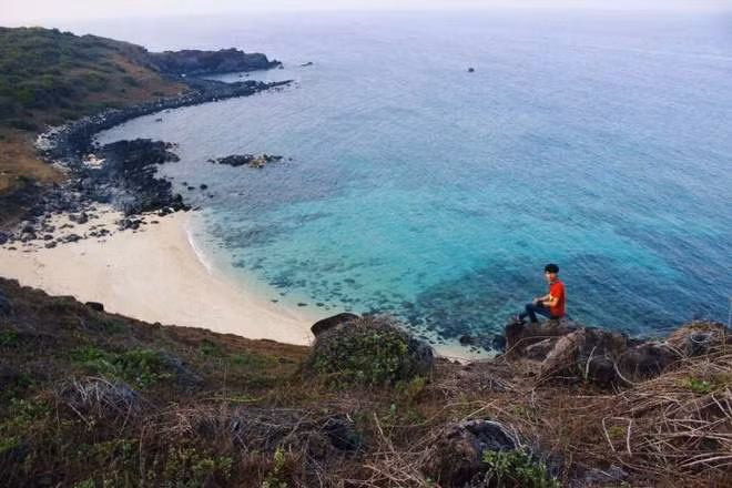 Phú Quý Từ cảng Phan Thiết mất khoảng 3,5-4 tiếng di chuyển bằng tàu, du khách sẽ tới đảo Phú Quý. Nơi đây có nhiều bãi tắm vắng người để du khách cắm trại, bơi lội, tổ chức các trò chơi tập thể. Đảo rộng hơn 16 km2 nên rất tiện cho mọi người khám phá bằng xe máy. Hơn nữa, các loại hải sản được đánh bắt và chế biến tại Phú Quý luôn tươi ngon hấp dẫn với giá cả phải chăng, ví như cua huỳnh đế từ 350.000 đến 400.000 đồng/ kg. Ảnh: Khỉ Pun