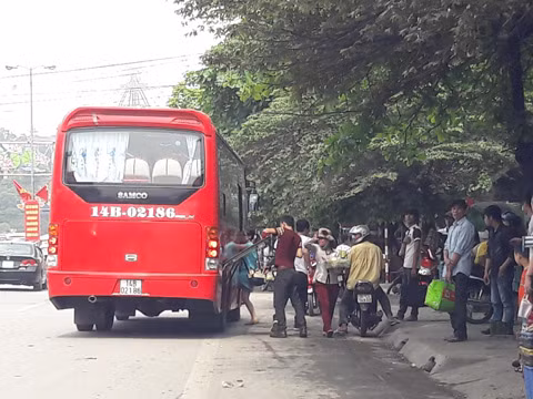 Các phương tiện dừng đỗ đón, trả khách tùy tiện tại ngã 4 Loong Toòng. Ảnh chụp lúc 10 giờ ngày 30/4
