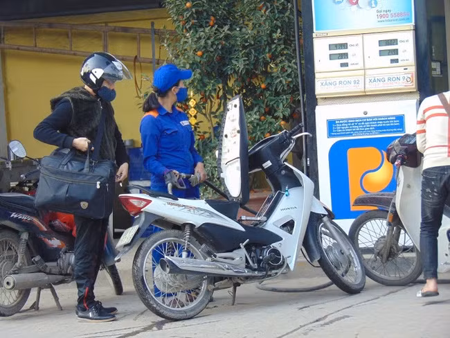 Giá xăng dầu sẽ được điều chỉnh vào ngày 20/4. (Ảnh minh họa: VTV News)