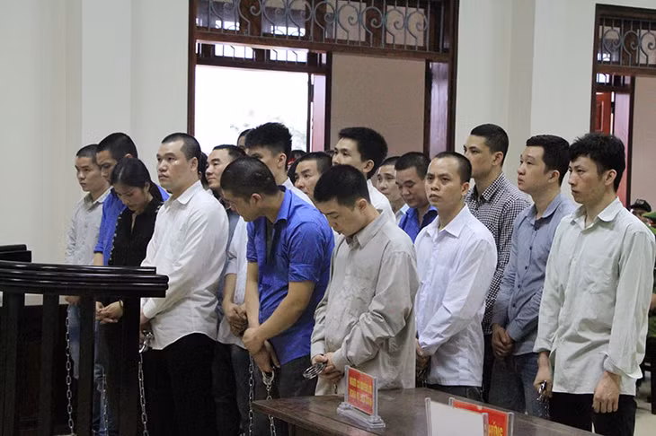 Các bị cáo đứng trước vành móng ngựa. 
