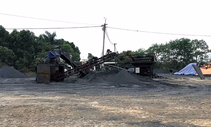 Công an TX Đông Triều cùng lực lượng chức năng trên địa bàn phát hiện, giải toả bãi tập kết đá thải không đúng quy định tại Công ty Công Đảng ở phường Mạo Khê.