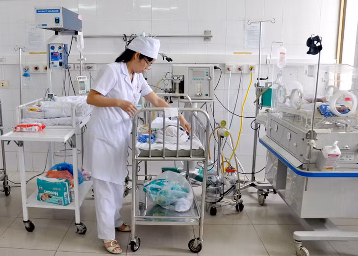 Chăm sóc sức khoẻ cho trẻ sinh non tại Khoa Nhi, Bệnh viện Đa khoa tỉnh.