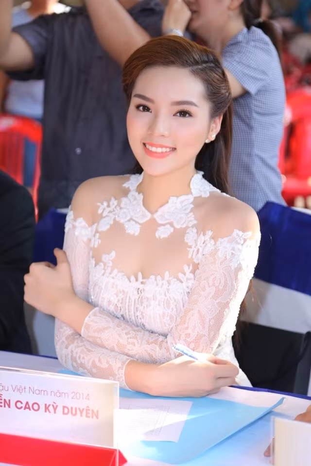 Nhan sắc ngày càng sắc sảo khiến hoa hậu bị nghi từng trải qua phẫu thuật thẩm mỹ. Ảnh: Alec