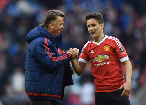 HLV Van Gaal và Ander Herrera. Ảnh: Reuters.
