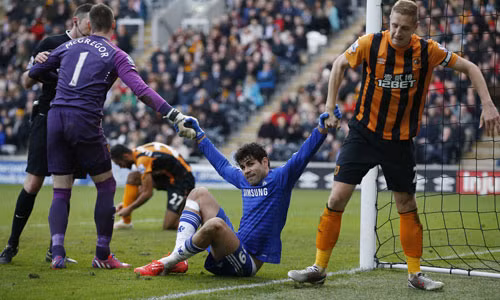 Costa bị đau trong trận thắng Hull 3-2 mà anh góp một bàn cho Chelsea. Ảnh: Reuters.