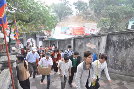 Lễ khai hội đúng vào ngày nghỉ chủ nhật nên ngay từ sáng sơm đã có rất nhiều du khách đến viếng Đền