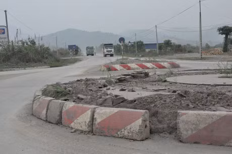 Những tấm bó vỉa rời ra trong như con rắn bị chặt đứt từng khúc rất phản cảm 