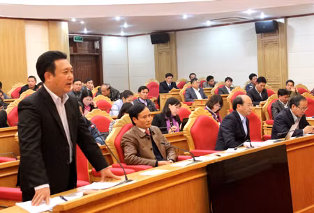 Lãnh đạo huyện Cô Tô báo cáovề tình hình triển khai thực hiện Đề án 25 trên địa bàn huyện Đề án 25 tại hội nghị Thường trực Tỉnh ủy
