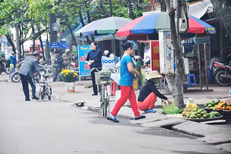 Chợ cóc ngang nhiên hình thành, gây mất mỹ quan đô thị, ATGT.