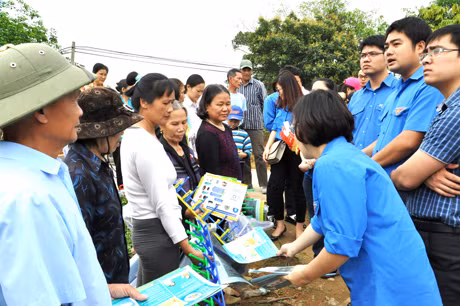 Đoàn viên phát từ rơi tuyên truyền bảo vệ môi trường.