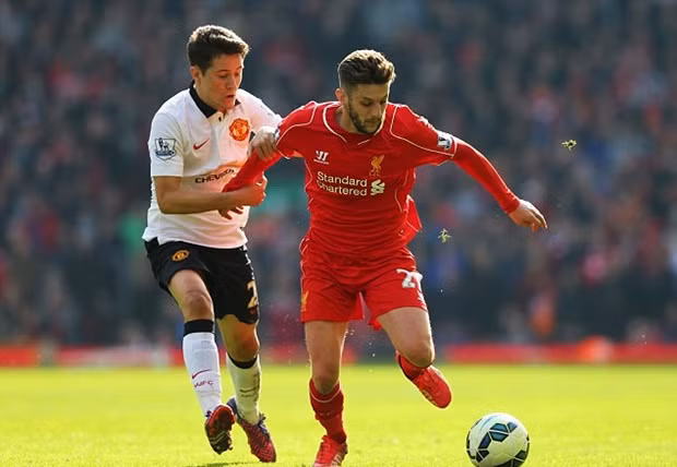 Adam Lallana (áo đỏ)
