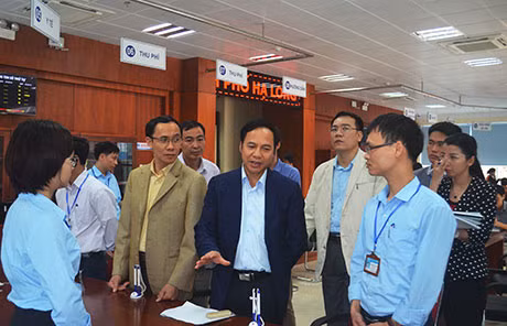 Đồng chí Đặng Huy Hậu, Phó Chủ tịch UBND tỉnh kiểm tra tình hình hoạt động của Trung tâm hành chính công TP Hạ Long. (0249 và 0238 và 0276)