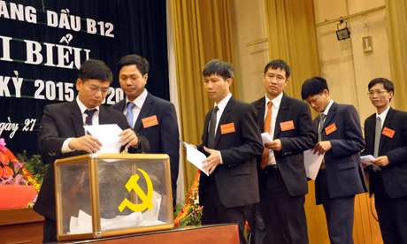 Các đại biểu bỏ phiếu bầu BCH Đảng bộ Công ty Xăng dầu B12 khoá X, nhiệm kỳ 2015-2020.