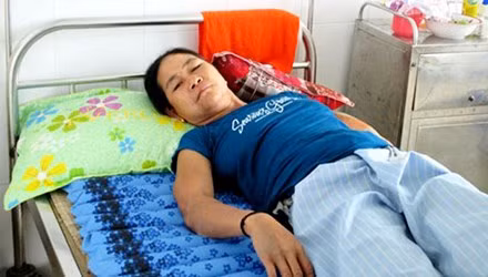Bà Phương (vợ ông Bún) đang nằm cấp cứu, điều trị tại BV Hữu nghị Đa khoa tỉnh Nghệ An. Ảnh: Đắc Lam