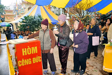 Người dân, phật tử trong tỉnh đóng góp tại lễ phát động công đức xây dựng chùa Cô Tô.