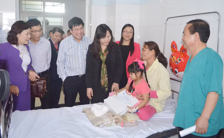 Các đồng chí lãnh đạo T.Ư thăm, tặng quà cho trẻ em tại bệnh viện Bãi Cháy.