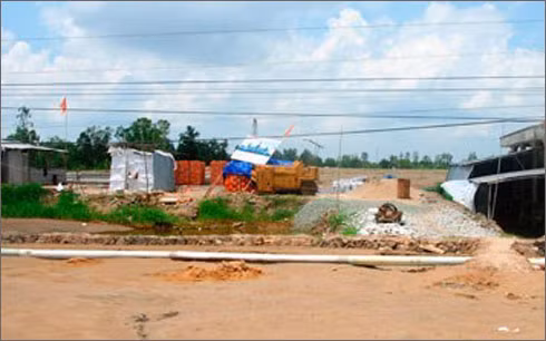 Công trình nâng cấp Nghĩa trang liệt sĩ huyện Năm Căn bị trễ tiến độ gần 1 năm do những bê bối bị phanh phui.