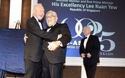 Đôi bạn Lý Quang Diệu (trái) và cựu Ngoại trưởng Henry Kissenger (ảnh: StraiTimes)