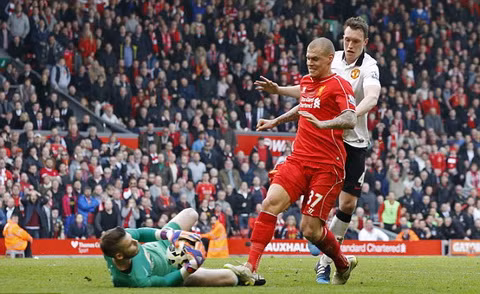 Pha vào bóng với De Gea khiến Skrtel có nguy cơ bị cấm thi đấu 3 trận