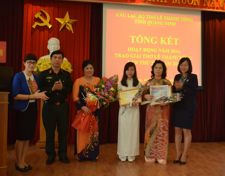 Đại diện các đơn vị tài trợ trao giải B cho các tác giả