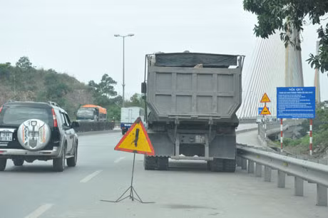 Ngay sau khi phát hiện có lực lượng chức năng kiểm tra phía Trạm thu phí cầu Bãi Cháy (cũ) một số lái xe đã để biển báo xe hỏng để tránh lực lượng cảnh sát giao thông