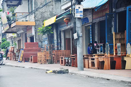 Hàng quán nhiều đoạn dường như phủ kín vỉa hè.