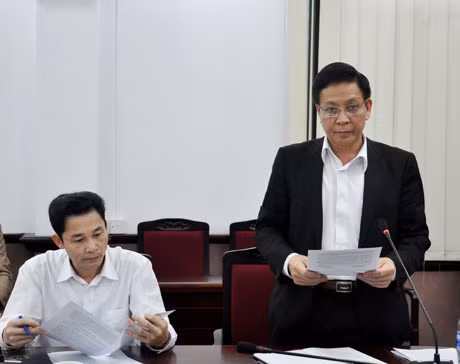 Đồng chí Trần Xuân Cương, Ủy viên Thường trực HĐND tỉnh báo cáo kết quả công tác của Thường trực HĐND tỉnh quý I.