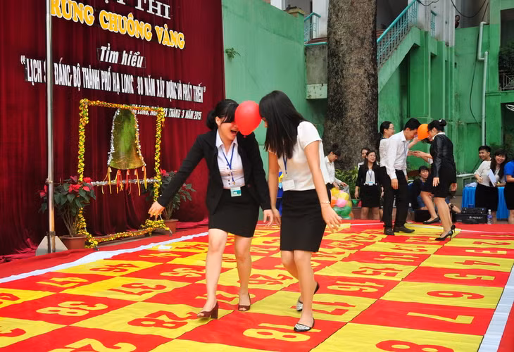 Các thầy cô giáo chơi trò chơi cứu trợ các em học sinh bị loại.