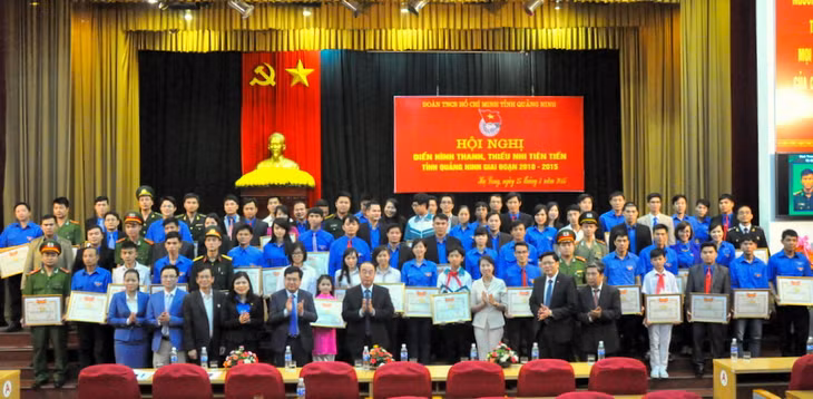 Lãnh đạo các ban, ngành của tỉnh và lãnh đạo Tỉnh Đoàn chụp ảnh lưu niệm cùng 25 tập thể và 60 cá nhân có thành tích xuất sắc trong phong trào thi đua yêu nước giai đoạn 2010-2015.