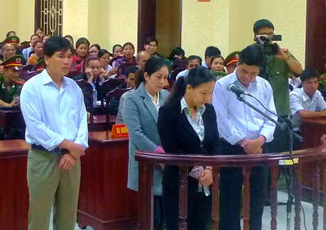 Các bị cáo trước vành móng ngựa.