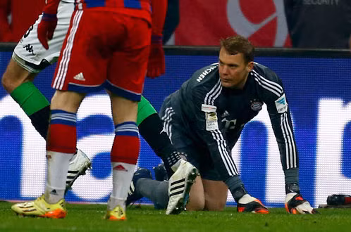 Vẻ mặt của Neuer sau khi phạm sai lầm để Bayern Munich bị thủng lưới - Ảnh: Reuters