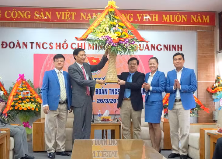 Đồng chí Nguyễn Văn Đọc, Phó Bí thư Tỉnh ủy, Chủ tịch UBND tỉnh tặng hoa chúc mừng Tỉnh Đoàn nhân kỷ niệm 84 năm Ngày thành lập Đoàn TNCS Hồ Chí Minh 26-3 (1931-2015).