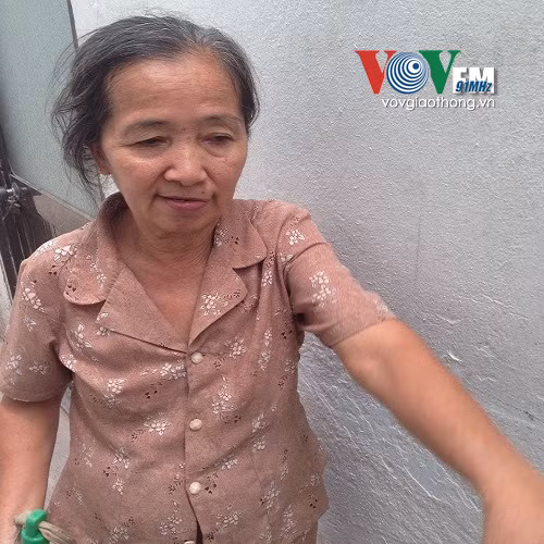 Bà Ngôn (người sống ở dãy nhà trọ kế bên) kể lại sự việc