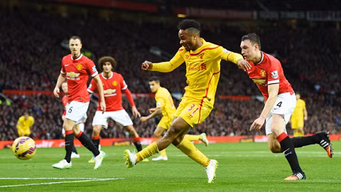Liverpool (áo vàng) đủ sức trả đầy đủ món nợ thua 0-3 đã phải nhận ở lượt đi.