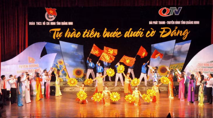 Văn nghệ chào mừng tại lễ tuyên dương.