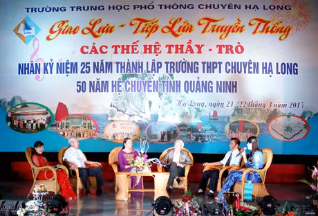 Lãnh đạo Trường THPT Chuyên Hạ Long qua các thời kỳ giao lưu cùng các thế hệ giáo viên, học sinh nhà trường.
