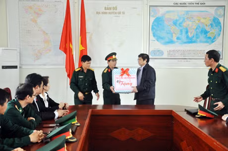 tặng quà CBCS Ban Chỉ huy Quân sự huyện Cô Tô.