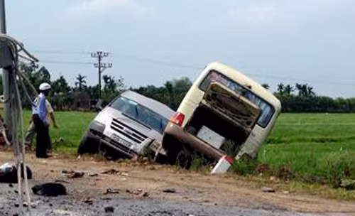 Hai xe khách đấu đầu và lao xuống ruộng. Ảnh: Otofun.