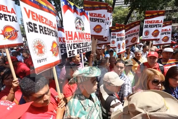 Tuần hành tại thủ đô Caracas, phản đối các hành động gần đây của Chính phủ Mỹ. (Ảnh: THX/TTXVN)