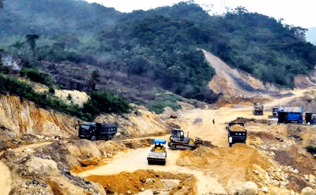 Các đơn vị đang khẩn trương thi công gói thầu số 14 thuộc dự án đường từ khu tái định cư xã Vạn Yên đến khu công viên phức hợp phía Đông đảo Cái Bầu.