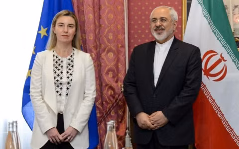Quan chức phụ trách an ninh, đối ngoại EU Federica Mogherini (trái) và Ngoại trưởng Iran Mohammad Javad Zarif (Ảnh AFP)