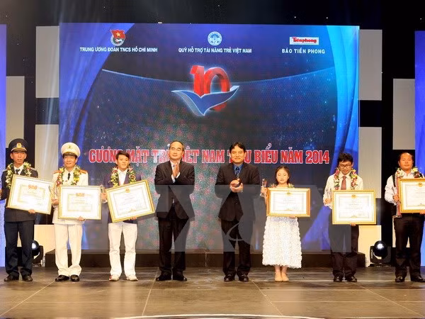 Chủ tịch Mặt trận Nguyễn Thiện Nhân và Bí thư thứ nhất Trung ương Đoàn Nguyễn Đắc Vinh trao giải thưởng cho 10 gưởng mặt trẻ tiêu biểu năm 2014. (Ảnh: Phạm Kiên/TTXVN)