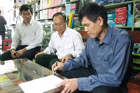 Ban vận động thực hiện Đề án “Khu dân cư văn hoá đảm bảo ATGT” khu Lâm Sinh II tới từng hộ dân ký cam kết thực hiện nội dung Đề án hàng năm.