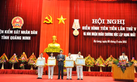 Đồng chí Nguyễn Văn Đọc, Phó Bí thư Tỉnh ủy, Chủ tịch UBND tỉnh trao Huân chương Độc lập hạng Ba cho các cá nhân có thành tích xuất sắc trong 5 năm qua.