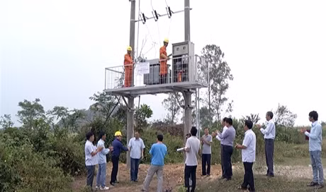 Công ty Điện lực Quảng Ninh tiến hành đóng điện Trạm biến áp cấp điện phục vụ thi công nhà máy Texhong Ngân Hà tại KCN Hải Hà